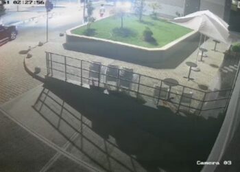VIDEO/ Publikohen pamjet e dhunimit të efektivit të policisë, autorët i zunë pritë pranë banesës