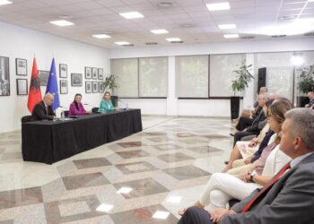 Igli Hasani zyrtarisht ministër i Jashtëm, Xhaçka i dorëzon detyrën në prani të Ballukut