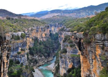 Moti i keq, bllokohet një grup turistësh të huaj në Kanionin e Langaricës në Përmet