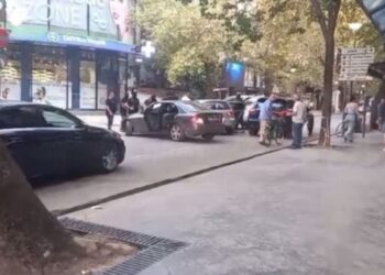 “Hape derën”/ Ishte brenda makinës, policia ndalon në “Myslym Shyri” personin në kërkim