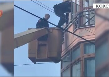 I vuri flakën një makine, policia hyn nga ballkoni për të arrestuar 30-vjeçarin në Korçë