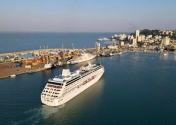 FOTOT/ Kroçerja me 648 turistë nga 18 vende të botës zbarkon në Portin e Durrësit, Rama: Vizitorët po shijojnë….!