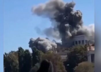 VIDEO/ Momenti kur raketat ukrainase shembin godinën e flotës ruse në Detin e Zi