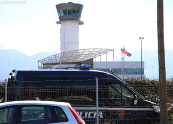 Ndërhyri në sistemin e policisë për të hequr nga “Alerti” një automjet, arrestohet efektivja në Rinas