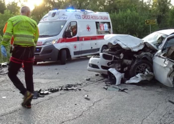 Disa të rinj shqiptarë përplasin për vdekje të moshuarën në Itali, arratisen pas aksidentit