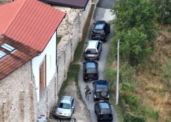 Tensionet në veri të Kosovës/ Njësia Speciale hyn brenda Manastirit të Banjskës