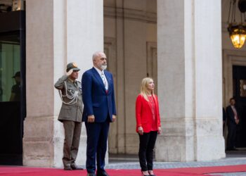 FOTO-LAJM/ Meloni ka zgjedhur që ta presë Ramën veshur me ngjyrat kuqezi, të flamurit shqiptar
