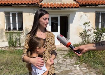 Gjendet mësuesja për nxënësen e vetme në shkollën e fshatit të thellë Boshanj të Kolonjës! Alesia nis shkollën