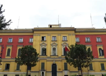 Raporti i Ministrisë së Financave: Mungesa e burimeve njerëzore, rrezik kryesor edhe për administratën publike