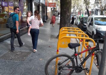 Pas trotuarëve të rinj në “Mylsym Shyri”, instalohen dhe vendqëndrimet për biçikletat