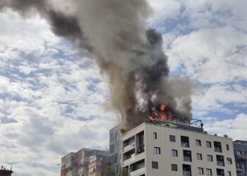 VIDEOLAJM/ Zjarr në një pallat pranë ish-Parkut i të Autobusëve në Tiranë