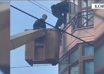 VIDEO/ I vuri flakën një automjeti, policia i futet me vinç nga ballkoni: Ja si u arrestua Pengu në Korçë!