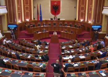 Nevojiten 84 vota/ Kuvendi shtyn rritjen e pagave për gjyqtarët e Kushtetueses, PS pranon propozimin e Tabakut