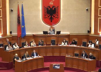 Sot Parlament, Bardhi i shkruan Nikollës: Fut në rend dite ndryshimin e përbërjes së ‘Zgjedhores’! Alibeaj të zëvendësohet me Bylykbashin