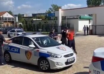 EMRI/ Plagoset me armë zjarri një 30 vjeçar, autori tenton të largohet, por arrestohet pas disa minutash ndjekje