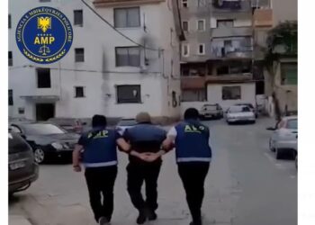 VIDEO/ Momenti i arrestimit të efektivit të policisë në Elbasan, i përfshirë në trafik droge