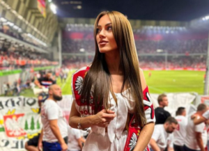 FOTO/ Miss Polonia, tifozja e flaktë polake vendos të qëndrojë në Shqipëri