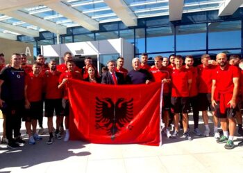 VIDEO/ ‘Shqiponjat fluturojnë me Migjenin’ drejt Pragës, Kombëtarja mbërrin në Çeki! Shqetësimi i Sylvinhos