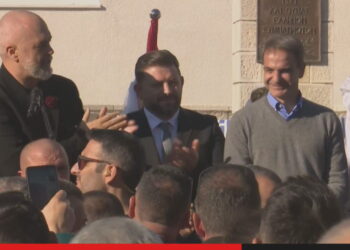 Do të vijë Mitsotakis në inagurimin e bustit të babait tij? Gazetari jep detajet për sheshin në Derviçan