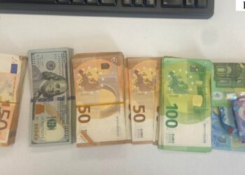 Mbi 28 mijë euro të padeklaruara në Rinas, hetohen 2 të huaj