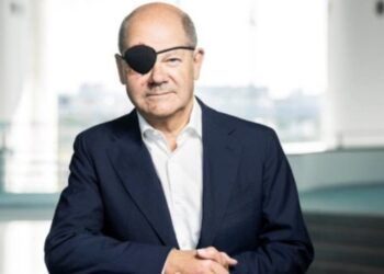 Si “Pirati i Karaibeve”/ U rrëzua teksa vraponte, Scholz shfaqet me sy të maskuar: Mezi pres memet…!