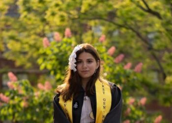 FOTOT/ Studentja shqiptare diplomohet me veshje kombëtare në universitetin e Harvardit