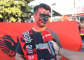 Emri/ Tifozi që nuk e lë kombëtaren as në Pragë, ka një kërkesë të veçantë për politikanët shqiptarë: Dua një pasaportë…!