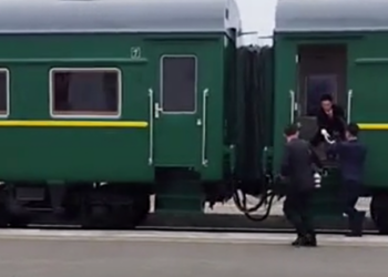 VIDEO| Pamjet që u bënë virale, ekipi i medias së Kim Jong Un rrezikon të humbasë trenin