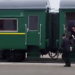 VIDEO| Pamjet që u bënë virale, ekipi i medias së Kim Jong Un rrezikon të humbasë trenin