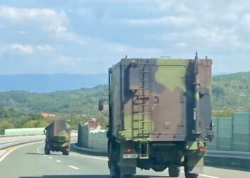 FOTOT/ Pas paralajmërimit të SHBA, tërhiqet Vuçiç? Lëvizje e ushtrisë serbe, autokolona filmohet duke shkuar drejt Nishit