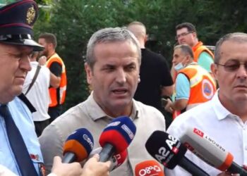 “Flakët u izoluan, dëme të mëdha”/ Zjarri në pallatin 10-katësh, drejtori i Zjarrfikëses: Flakët nisën në katin e dytë dhe u përhapen