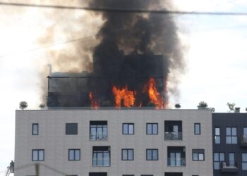 FOTOT/ Zbulohet shkaku i zjarrit të pallatit, drejtori i Shërbimit Zjarrfikës: Flakët nisën nga kondicioneri në papafingo…!