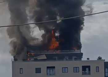 Merr përmasa të frikshme zjarri në Tiranë, rrezikohet i gjithë pallati 10-katësh, evakuohen banorët