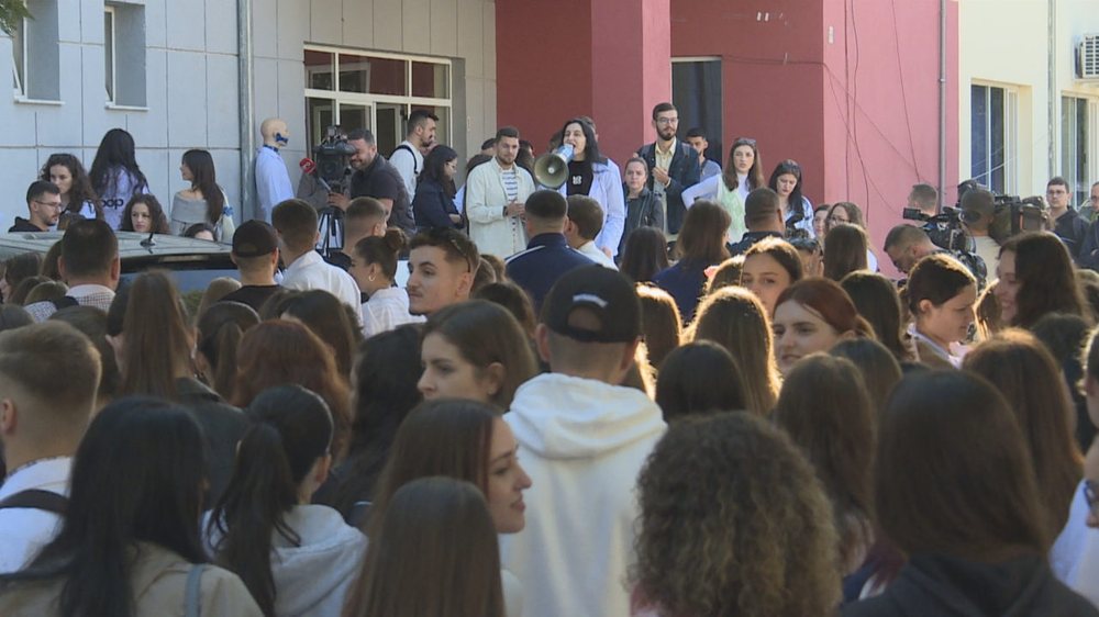 Mjekësia në bojkot, studentët tre javë pa mësim, kërkojnë anulimin e ligjit