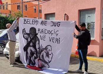 “Beleri në jug, Raidoçiç në veri”/ Protestë para nisjes së seancës tek Gjykata e Posaçme