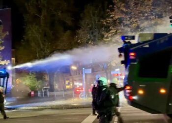 Halloween kthehet në një arenë përleshje në Hamburg, persona të maskuar si fantazma sulmojnë policinë