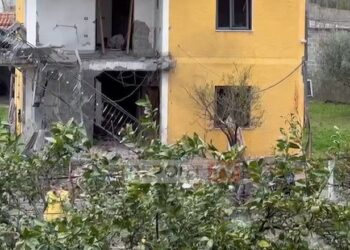 I biri dhe nipi vranë tre biznesmenë, qëllohet me breshëri automatiku banesa e Skënder Likës