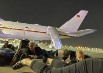 Alarm ajror në aeroportin e Tel Avivit, Scholz dhe delegacioni i tij braktisin fluturimin shtetëror