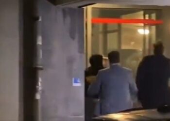VIDEO/ Momenti kur politikani holandez goditet me çadër në kokë