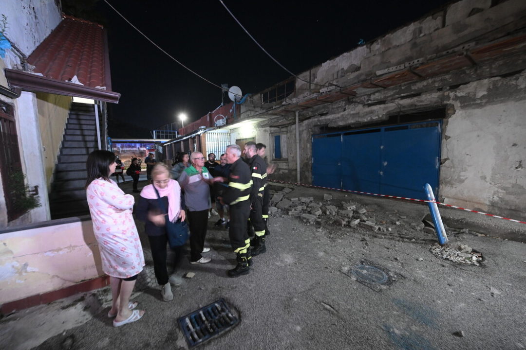 Tjetër lëkundje e fortë sizmike në Napoli, njerëzit kalojnë natën në rrugë