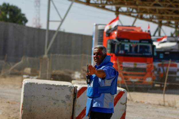 Hapet pika kufitare në Rafah, Izraeli lejon të kalojnë vetëm 20 kamionë