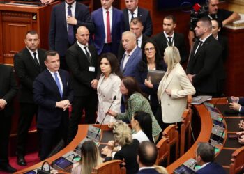 Bllokimi i seancës nga opozita/ Spiropali: Dëshmi e dëshirës së papërmbajtur për pushtet pa votë