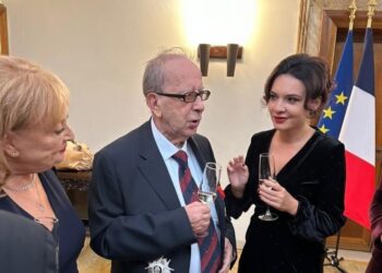 Dekorimi i Kadaresë/ “Hamleti i bjeshkëve tona”, urimi i Spiropalit: Maratonomaku që solli lajmin se s’ka zinxhirë që nuk këputen