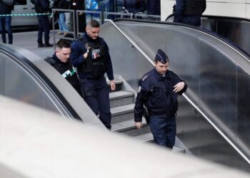 “Do të vdisni”/ Panik në metronë e Parisit, policia qëllon gruan e mbuluar
