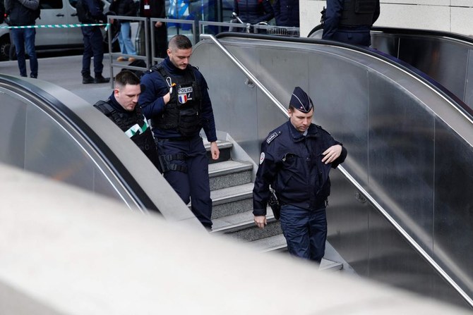 “Do të vdisni”/ Panik në metronë e Parisit, policia qëllon gruan e mbuluar