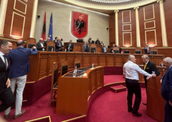 Bllokuan foltoren dhe vendet e ministrave në Kuvend, PS përjashtimin e deputetëve të opozitës
