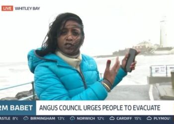 VIDEO| Gazetarja nuk ndal raportimin pavarësisht rrezikut nga stuhia