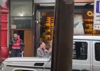 VIDEO / Sërish forca policie në hyrjen e Berishës. Frikë se mos largohet apo…?