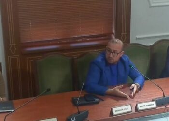 Bushka i ndërpret fjalën, Korreshi ankohet në Komision: Na keni hequr 10 ditë pune nga rroga