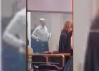 VIDEO/ Malltezi shfaqet nervoz në kafazin e GJKKO-së, Arben Kraja përballë tij